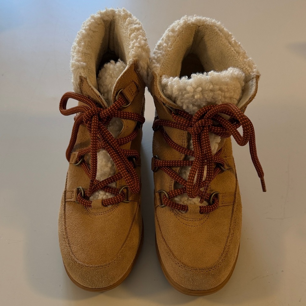 Sorel Women's Evie Cozy Lace Booties size 7Tan Suede Winter Boots with Red Laces
